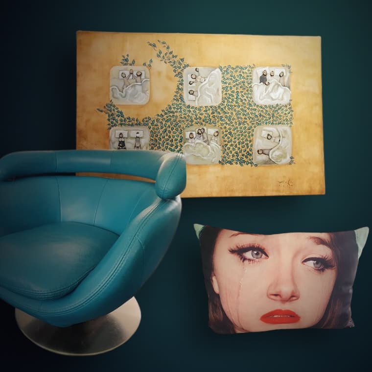 Een MOOD in petrol: een leren fauteuil, een goudkleurig schilderij en een kussen met een portretprint. MOOD gemaakt met AI. De GOODs zijn echt.